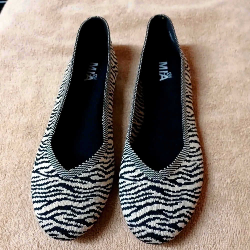 Adorable MIA flats size 9 and 1/2 but runs large. Must be a comfortable 10. New